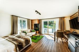 sypialnia z łóżkiem i salon w obiekcie Black Forest Luxury Apartment Bärenhöhle mit Sauna w mieście Schluchsee