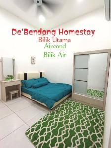 De'Bendang Homestay Pendang في Pendang: غرفة نوم بسرير وعلامة مكتوب عليها binyaminitz llama