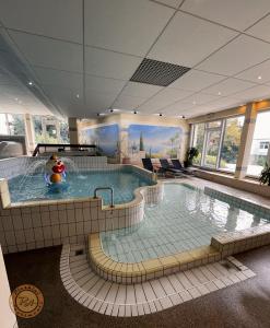 duży basen w budynku w obiekcie Pleskini Apartment w mieście Sankt Englmar