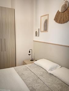 een slaapkamer met een bed en een lamp op een tafel bij Kasakiwi Apartment in Vicenza