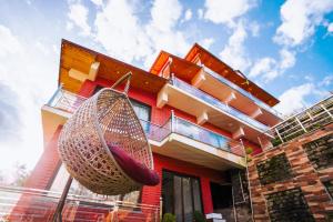 ジョシマットにあるAaryam Resort, Auliの目の前に籠を持つ建物