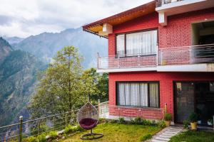 ジョシマットにあるAaryam Resort, Auliの赤い家