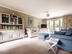 A seating area at Pass the Keys Bright, comfortable 3 bed home with garden & parking