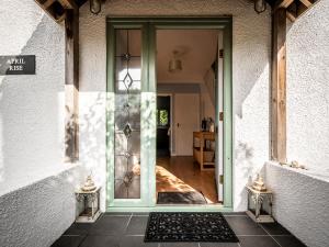 una puerta a un pasillo con una alfombra delante en Pass the Keys Bright, comfortable 3 bed home with garden & parking, en Ottery St Mary