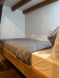 ein Bett in einem Zimmer mit einer Glaswand in der Unterkunft Vin vin in Ubud