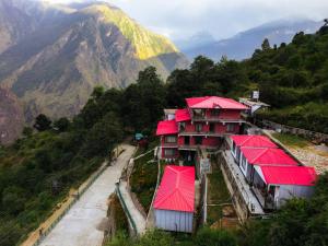ジョシマットにあるAaryam Resort, Auliの山の赤屋根の家屋群 +37枚の写真