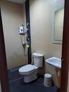 ein Bad mit einem WC und einem Waschbecken in der Unterkunft TG Apartment Aonang in Ao Nang Beach