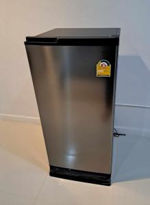 - un réfrigérateur en acier inoxydable avec une étiquette autocollante dans l'établissement TG Apartment Aonang, à Ao Nang Beach