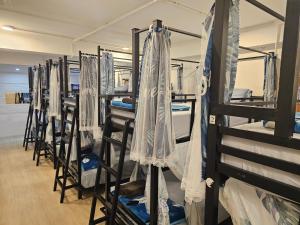 eine Reihe von Etagenbetten in einem Zimmer in der Unterkunft Hideout Hostel in Haad Rin