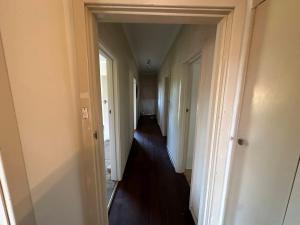 柏斯的住宿－Chimu Home-Hostel，一条空的走廊,走廊通往房间