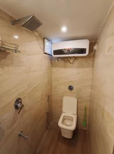 mała łazienka z toaletą i klimatyzacją w obiekcie Vishnu Niwas Homestay - Weekend Holiday Home w mieście Abu