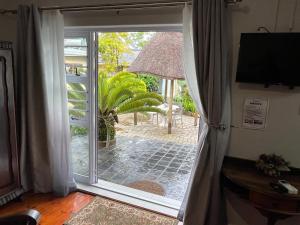 una puerta abierta con vistas a un patio en Homestead Bed and Breakfast, en Addo