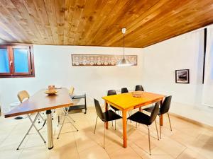 comedor con techo de madera, mesa y sillas en BA12 IMMOVALL BARRUERA, en Barruera