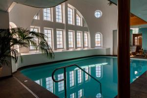 a swimming pool in a house with a large window at Slottsholmen Hotell och Restaurang in Västervik
