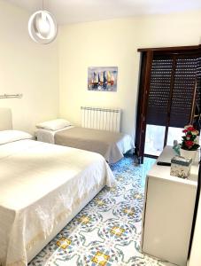 una camera con 2 letti e un tappeto di Luxury Apartment Vanacore a Castelnuovo Cilento
