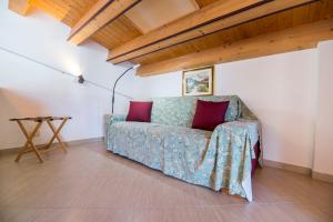 sala de estar con sofá y mesa en Villa Donata Fontane Bianche, en Fontane Bianche