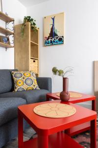 uma sala de estar com duas mesas e um sofá em Fab studio in 5 min Gondola walk em Bansko