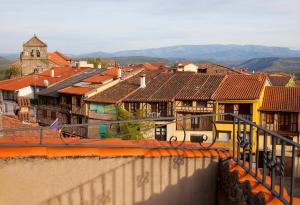 Blick auf eine Stadt mit Häusern und Dächern in der Unterkunft Alojamiento Rural Villanueva del Conde in Villanueva del Conde