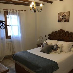 a bedroom with a large bed and a window at Alojamiento Rural Villanueva del Conde in Villanueva del Conde