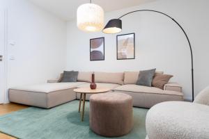 uma sala de estar com um sofá e uma mesa em SpaciousLiving Oldtown - citycenter - free parking em Dresden