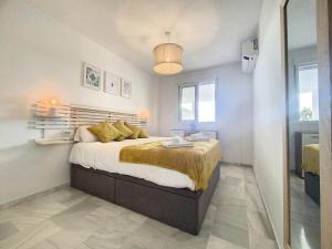 sypialnia z dużym łóżkiem w pokoju w obiekcie Hacienda Casares MAGNOLIA 2430 w mieście Casares
