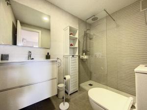 łazienka z toaletą i przeszklonym prysznicem w obiekcie Hacienda Casares MAGNOLIA 2430 w mieście Casares +15 zdjęć
