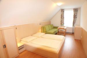 A bed or beds in a room at Jugendgästehaus St. Gilgen