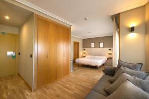 sala de estar con sofá y cama en Hotel Santamaria en Tudela