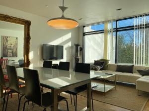 ストックホルムにあるExclusive 2 level Etage next to Arlanda-City Metroのテーブルと椅子のあるダイニングルームとリビングルーム