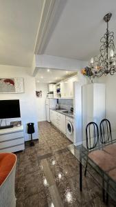 Kuchyňa alebo kuchynka v ubytovaní Apartamenty Deluxe - Los Naufragos -Torrevieja Costa Blanca