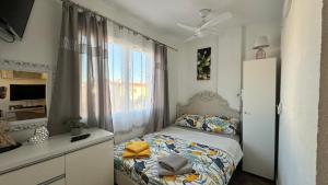 Posteľ alebo postele v izbe v ubytovaní Apartamenty Deluxe - Los Naufragos -Torrevieja Costa Blanca