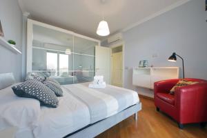 Letto o letti in una camera di Bilocale con vista sull'aeroporto - comodo per il viaggio