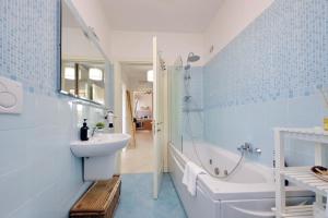 Bagno di Bilocale con vista sull'aeroporto - comodo per il viaggio