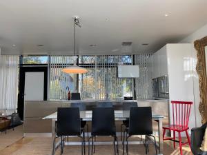 ストックホルムにあるExclusive 2 level Etage next to Arlanda-City Metroのテーブルと椅子のあるダイニングルーム