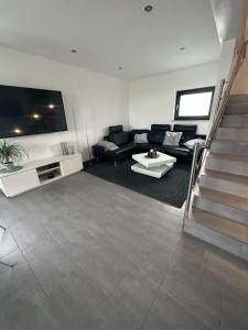 uma sala de estar com um sofá e uma televisão em alte Scheune Drolshagen em Drolshagen