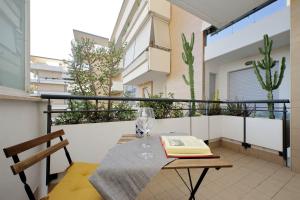Balcone o terrazza di Bilocale con vista sull'aeroporto - comodo per il viaggio