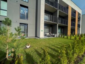 ein Apartmenthaus mit Rasen davor in der Unterkunft Naujas 2 kambarių butas in Vilnius