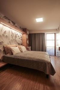 una camera con un grande letto di Pár pokojů microhotel a Zlín