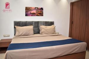 Postel nebo postele na pokoji v ubytování Qotel Hotel Signature BNB-Ashok Vihar