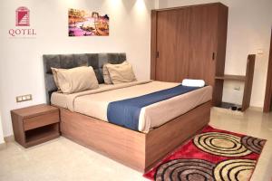 Postel nebo postele na pokoji v ubytování Qotel Hotel Signature BNB-Ashok Vihar
