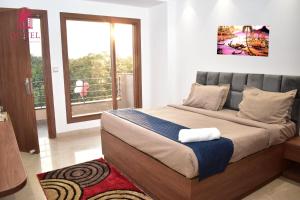 Postel nebo postele na pokoji v ubytování Qotel Hotel Signature BNB-Ashok Vihar