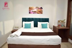 Postel nebo postele na pokoji v ubytování Qotel Hotel Signature BNB-Ashok Vihar