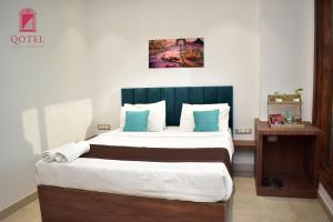 Postel nebo postele na pokoji v ubytování Qotel Hotel Signature BNB-Ashok Vihar