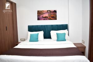 Postel nebo postele na pokoji v ubytování Qotel Hotel Signature BNB-Ashok Vihar