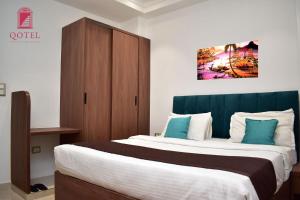 Postel nebo postele na pokoji v ubytování Qotel Hotel Signature BNB-Ashok Vihar