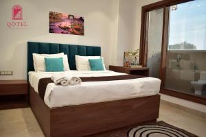 Postel nebo postele na pokoji v ubytování Qotel Hotel Signature BNB-Ashok Vihar