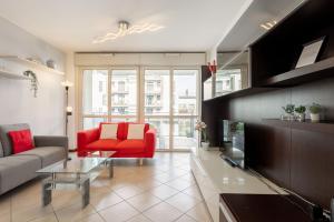un soggiorno con divano rosso e tavolo di Futurismo a Milano