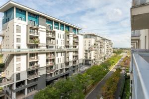 un condominio con balconi e una strada di Futurismo a Milano