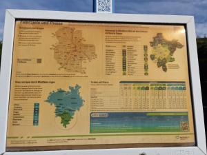 um sinal para uma estação ferroviária com um mapa em Ferienwohnungen Waldina em Siegen