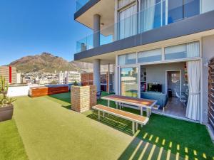 uma casa com um quintal com relva verde em Sentinel the Heart of the Cape na Cidade do Cabo
